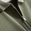 Polo con cuello de cremallera y textura