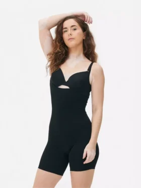 Ropa Moldeadora con escote abierto hasta la mitad del muslo