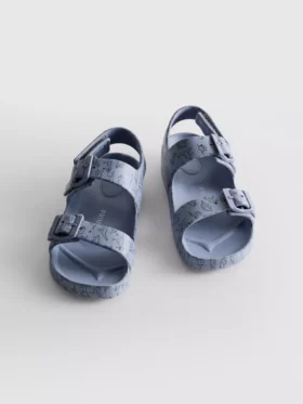 Sandalias con correa y hebilla