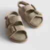 Sandalias con correas de doble hebilla
