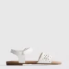 Sandalias con motivos florales cortados con láser