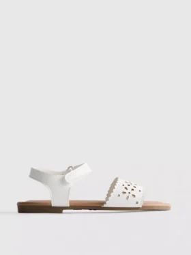 Sandalias con motivos florales cortados con láser