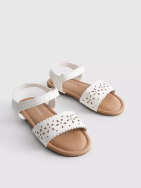 Sandalias con motivos florales cortados con láser