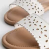 Sandalias con motivos florales cortados con láser