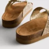 Sandalias con plantilla adornada y doble hebilla