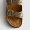 Sandalias con plantilla adornada y doble hebilla