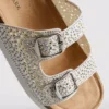 Sandalias con plantilla adornada y doble hebilla