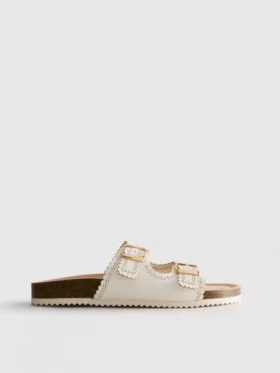 Sandalias con plantilla con detalles cortados a láser