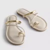 Sandalias con tiras entre los dedos