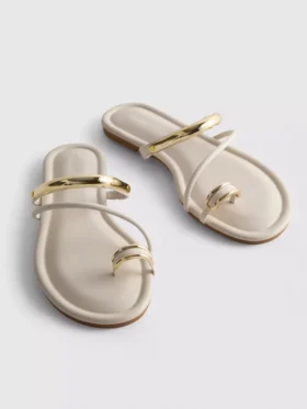 Sandalias con tiras entre los dedos