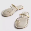 Sandalias con tiras entre los dedos