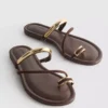 Sandalias con tiras entre los dedos de Paula Echevarría