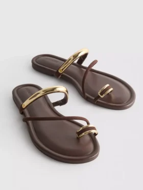 Sandalias con tiras entre los dedos de Paula Echevarría