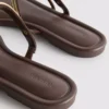 Sandalias con tiras entre los dedos de Paula Echevarría