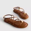 Sandalias con tiras y adornos de Paula Echevarría