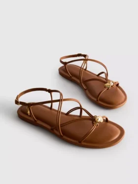 Sandalias con tiras y adornos de Paula Echevarría