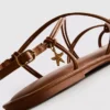 Sandalias con tiras y adornos de Paula Echevarría