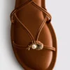 Sandalias con tiras y adornos de Paula Echevarría