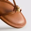 Sandalias con tiras y adornos de Paula Echevarría