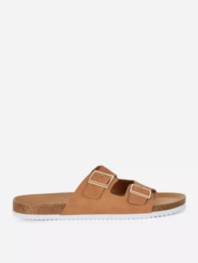 Sandalias de dos tiras con hebilla