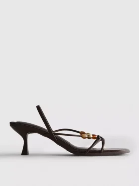 Sandalias de tacón bajo con abalorios