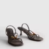 Sandalias de tacón bajo con abalorios