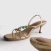 Sandalias de tacón bajo con abalorios
