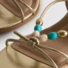 Sandalias de tacón bajo con abalorios