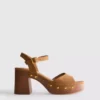 Sandalias de tacón con tachuelas en imitación de ante