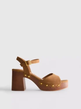 Sandalias de tacón con tachuelas en imitación de ante