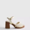 Sandalias de tacón con tachuelas en imitación de ante