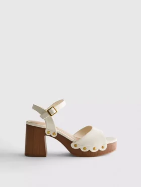 Sandalias de tacón con tachuelas en imitación de ante