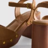 Sandalias de tacón con tachuelas en imitación de ante