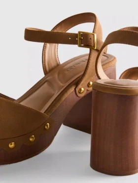Sandalias de tacón con tachuelas en imitación de ante