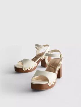 Sandalias de tacón con tachuelas en imitación de ante