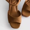 Sandalias de tacón con tachuelas en imitación de ante
