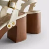 Sandalias de tacón con tachuelas en imitación de ante