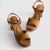 Sandalias de tacón con tachuelas en imitación de ante