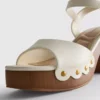 Sandalias de tacón con tachuelas en imitación de ante