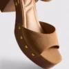 Sandalias de tacón con tachuelas en imitación de ante