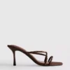 Sandalias de tacón con tiras decoradas