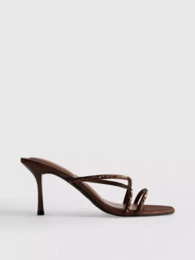 Sandalias de tacón con tiras decoradas