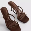 Sandalias de tacón con tiras decoradas