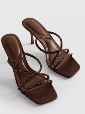 Sandalias de tacón con tiras decoradas