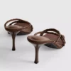 Sandalias de tacón con tiras decoradas