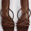 Sandalias de tacón con tiras decoradas
