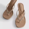 Sandalias de tacón con tiras en la puntera con pedrería