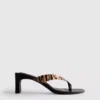 Sandalias de tacón con tiras entre los dedos y estampado animal