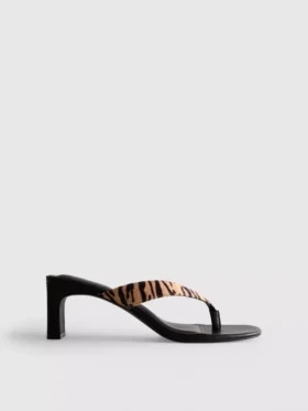 Sandalias de tacón con tiras entre los dedos y estampado animal