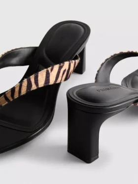 Sandalias de tacón con tiras entre los dedos y estampado animal